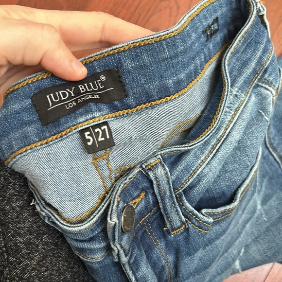 Women’s Judy Blue Distressed Skinny Jeans - Picture 2 of 9